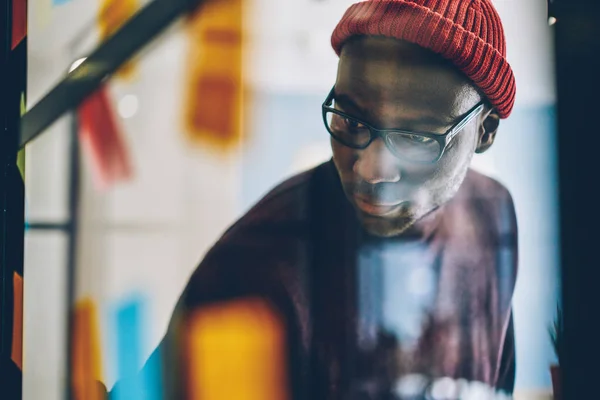 Afrikai Amerikai Férfi Szemüvegben Kalapban Keres Valamit Ami Coworking Irodában — Stock Fotó
