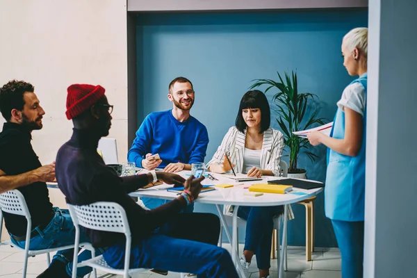 Vakbekwame Zakenvrouw Maken Workshop Voor Multiraciale Studenten Zitten Coworking Ruimte — Stockfoto