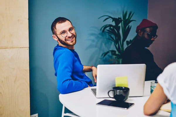 Portrait Cheerful Caucasian Student Spectacles Sitting Leson Multiracial Colleagues Satisfied – stockfoto