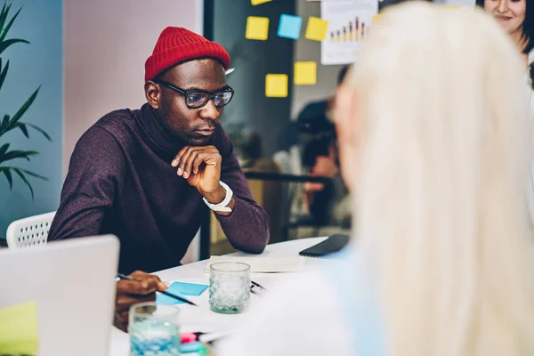 Tipo Hipster Africoamericano Serio Espectáculos Concentrados Lectura Información Durante Clase — Foto de Stock