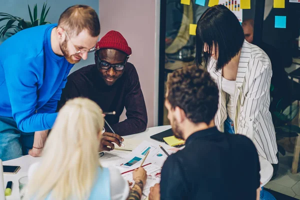 Des Collègues Masculins Féminins Échangent Dans Bureau Travail Équipe Planifient — Photo