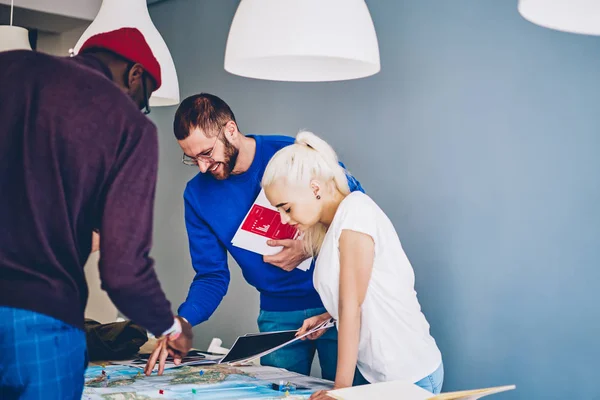 Team Male Female Students Friends Discussing Route Travel Using Map – stockfoto