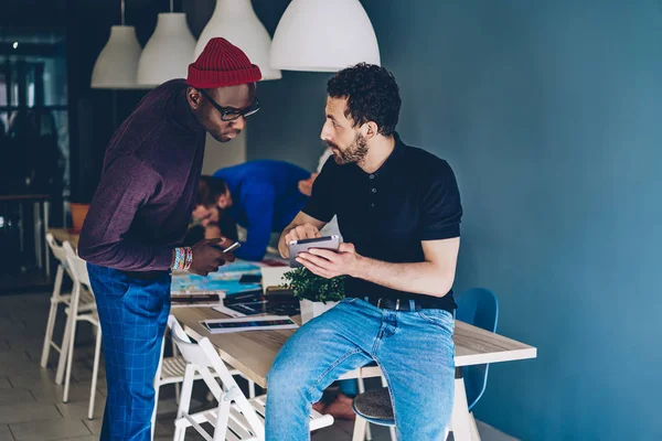 Skilled Multiracial Male Colleagues Having Conversation Office Online Publication Web – stockfoto