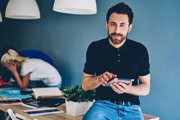 Porträt Eines Kaukasischen Männlichen Angestellten Freizeitkleidung Der Mit Kollegen Büro — Stockfoto