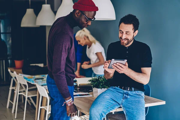 Positive Männliche Studenten Diskutieren Informationen Aus Sozialen Netzwerken Mit Tragbarem — Stockfoto