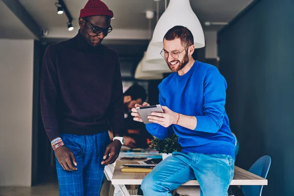 Happy Multiracial Male Friends Laughing Content Social Networks Using Digital — Foto de Stock