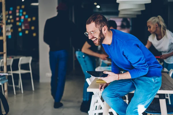 Emotionele Duizendjarige Man Lachen Grappige Inhoud Sociale Netwerken Met Behulp — Stockfoto