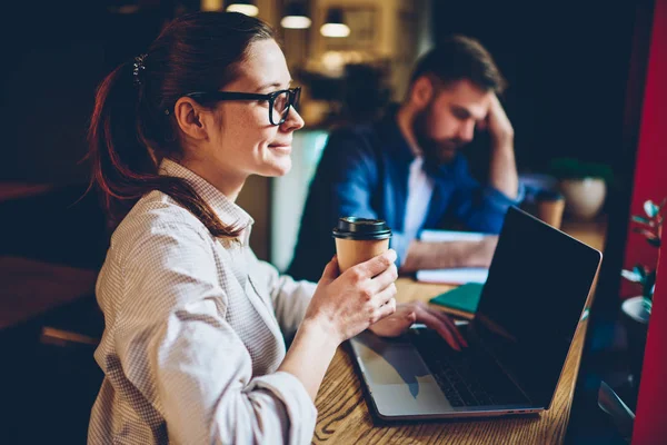 Zijaanzicht Van Welvarende Vrouwelijke Student Bril Houden Van Smakelijke Koffie — Stockfoto