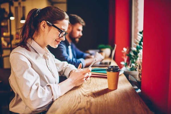 Une Blogueuse Branchée Sur Téléphone Intelligent Connectée Wifi Gratuit Dans — Photo