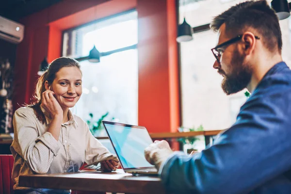 Portret Van Millennial Lachende Hipster Meisje Genieten Van Vrije Tijd — Stockfoto