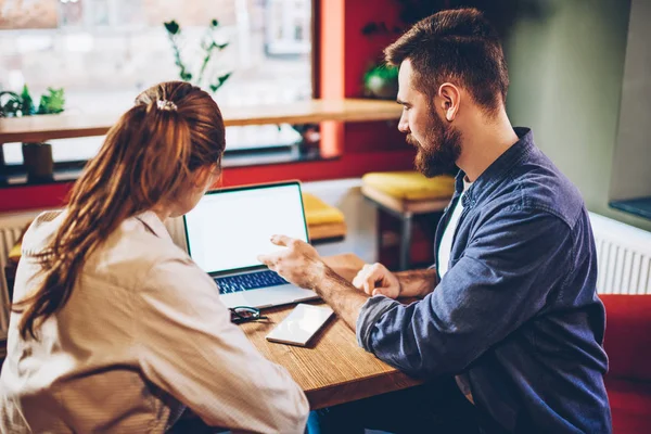 Achteraanzicht Van Geschoolde Mannelijke Vrouwelijke Studenten Die Informatie Bespreken Voor — Stockfoto