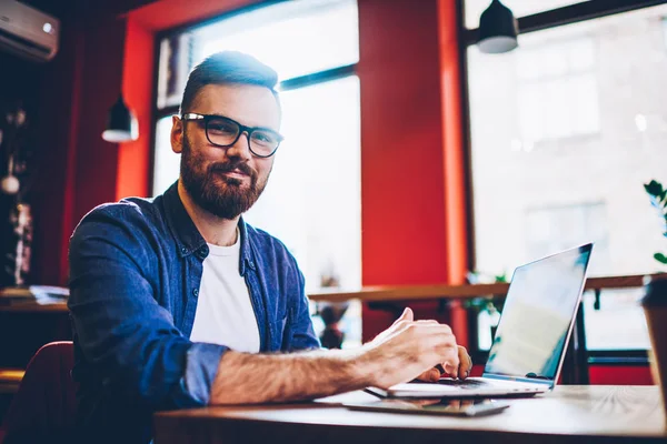 Portrait Bearded Hipster Guy Optical Spectacles Looking Camera Break Working — Stock Photo, Image