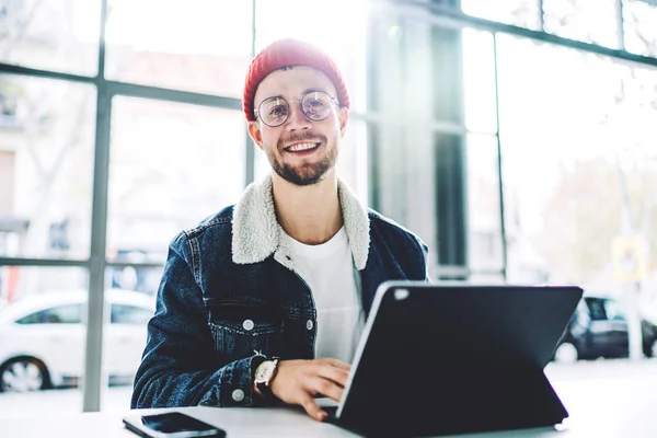 Caucasiano Freelancer Sorrindo Sentado Com Tablet Digital Acessórios Teclado Sorrir — Fotografia de Stock