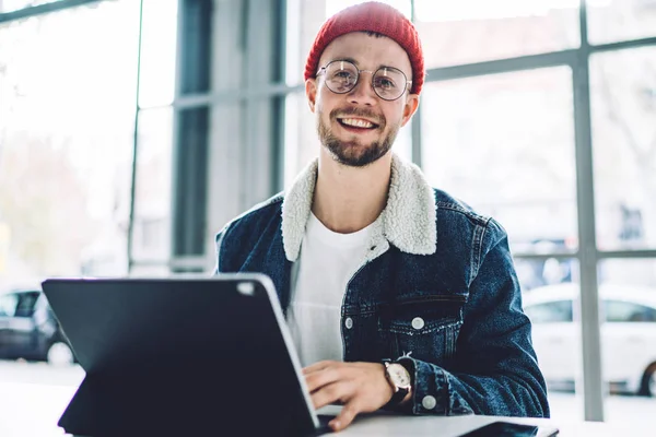 Sorrindo Freelancer Masculino Trabalhando Novo Projeto Inicialização Fazendo Pesquisadores Internet — Fotografia de Stock