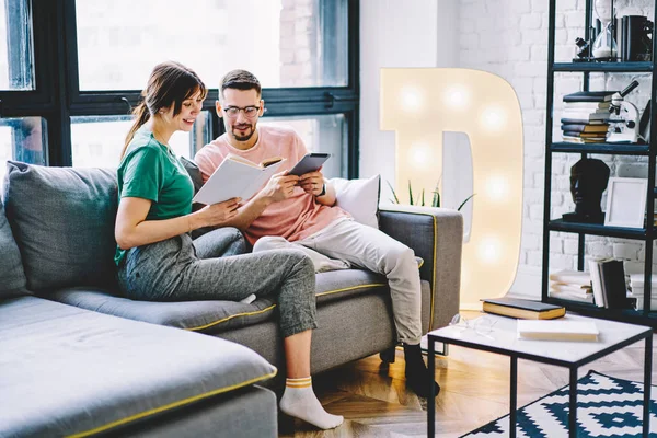 Ehemann Mit Book Der Hand Beim Lesen Von Informationen Aus — Stockfoto