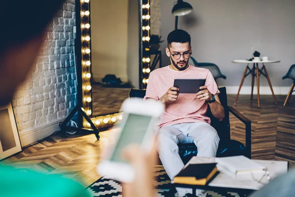 Kavkazský Tisíciletý Hipster Chlap Odpočívající Pohodlném Bytě Podkrovním Interiérem Připojený — Stock fotografie