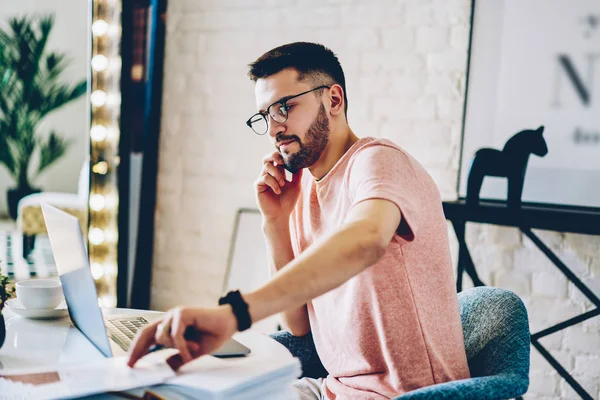 Kaukasische Bärtige Männliche Blogger Optischer Brille Mit Wireless Auf Laptop — Stockfoto