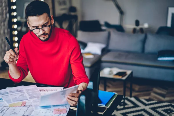 Concentrado Hipster Estudante Aprender Informações Partir Documentos Texto Sentado Área — Fotografia de Stock