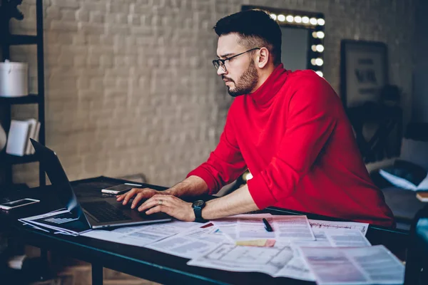 Seriöser Junger Mann Mit Brille Der Über Einen Modernen Laptop — Stockfoto