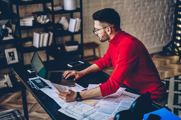 Concentrato Maschio Sviluppatore Che Lavora Distanza Con Documenti Cartacei Computer — Foto Stock