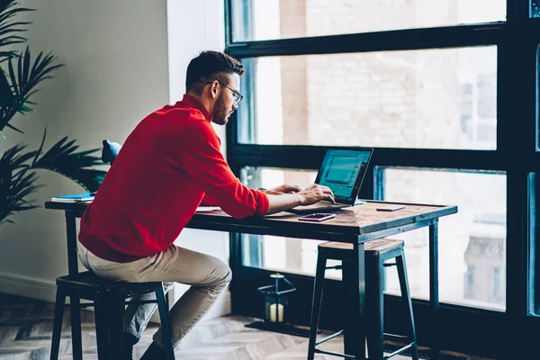 Jonge Man Het Ontwikkelaar Communiceren Met Online Klantenservice Van Provider — Stockfoto