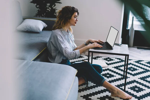 Pensive Jonge Vrouw Toetsenbord Tekst Laptop Computer Het Zoeken Naar — Stockfoto