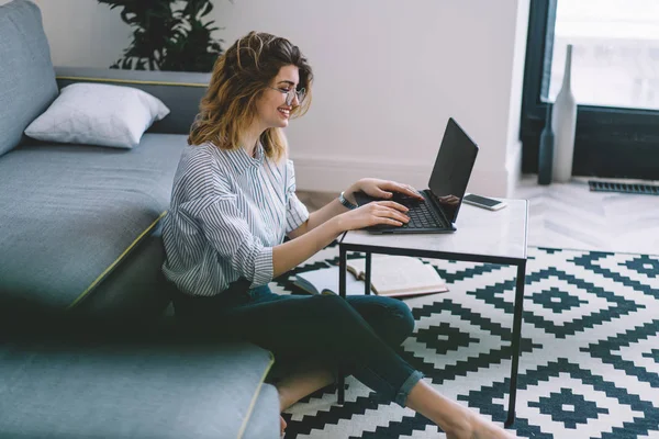 Veselá Mladá Žena Brýlích Keyboarding Textové Informace Moderním Notebooku Vyhledávání — Stock fotografie