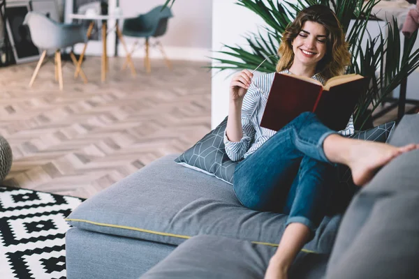 Mujer Joven Positiva Feliz Con Tiempo Libre Casa Disfrutando Libro —  Fotos de Stock