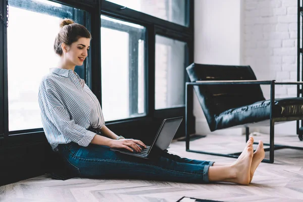 Teclado Femenino Positivo Gratuito Ordenador Sentado Piso Piso Moderno Con —  Fotos de Stock