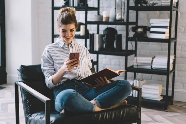 Cheerful Young Woman Laughing While Reading Received Message Smartphone Sitting —  Fotos de Stock