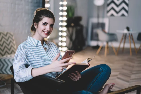 Retrato Mujeres Jóvenes Buen Aspecto Sonriendo Cámara Mientras Actualiza Perfil —  Fotos de Stock