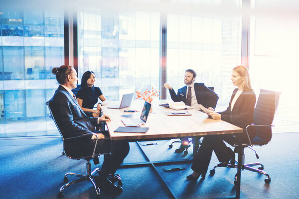Groep Van Vier Corporate Business Mensen Communiceren Bespreken Van Productieve — Stockfoto