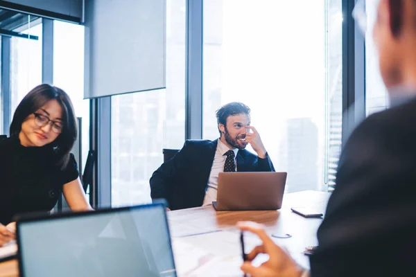 Erfolgreiche Männliche Und Weibliche Partner Genießen Die Zusammenarbeit Für Geschäftsprojekte — Stockfoto