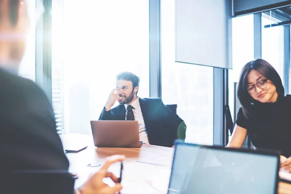 Succesvolle Mannelijke Vrouwelijke Partners Die Samenwerken Aan Een Zakelijk Project — Stockfoto