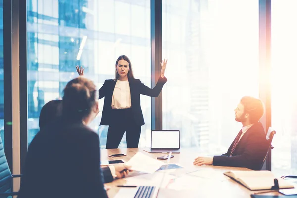 Confundido Gerente Infeliz Discutir Problemas Con Los Empleados Durante Reunión — Foto de Stock