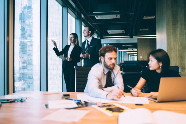 Volwassen Mannelijke Vrouwelijke Collega Teambuilding Tijdens Het Werkproces Conferentieruimte Groep — Stockfoto