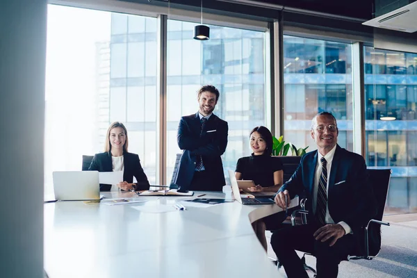 Retrato Empresários Alegres Masculinos Femininos Colaborando Encontro Com Colegas Profissionais — Fotografia de Stock