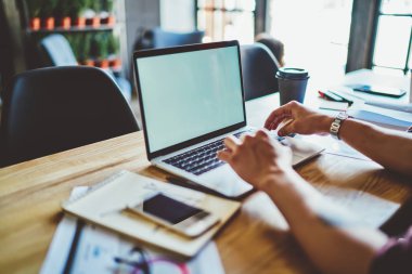 İnternet 'te, internet sayfası için reklam alanı olan dizüstü bilgisayarda ücretsiz kablosuz internete bağlı içerik web sitesindeki teknolojinin kullanımıyla ilgili elle arama bilgisinin kırpılmış görüntüsü