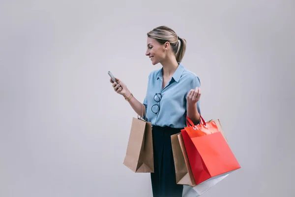 Seitenansicht Von Glücklichen Weiblichen Shopaholic Trendiger Kleidung Mit Papiertüten Stehen — Stockfoto