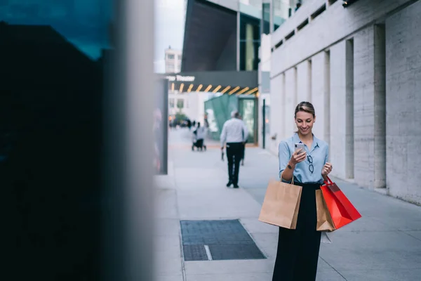 Glad Kvinna Shoppare Med Papperspåsar Handen Njuter Rekreation Efter Att — Stockfoto