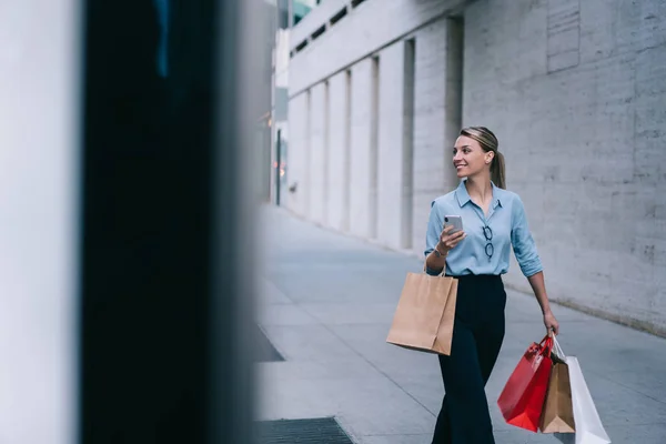 Menina Hipster Feliz Vestido Segurando Pacotes Celular Nas Mãos Andando — Fotografia de Stock