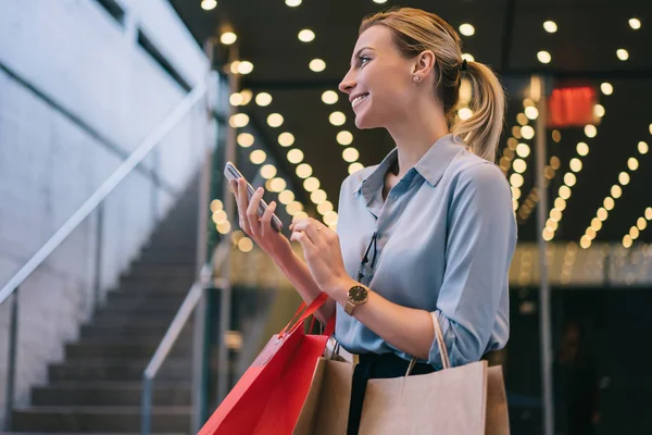 Glad Kaukasiska Hipster Flicka Njuter Tid Centrum Håller Modern Smartphone — Stockfoto