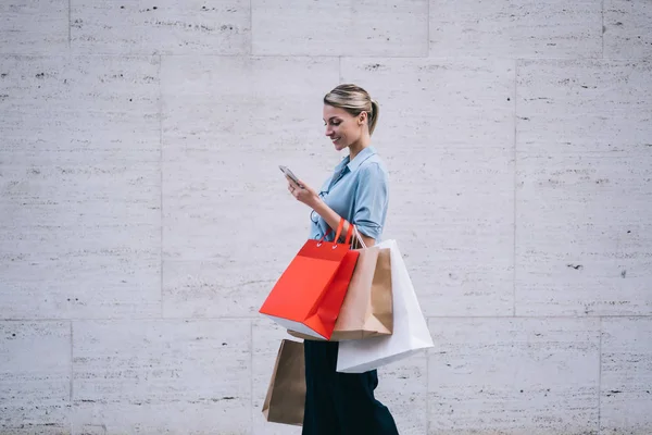 Glad Kvinna Shoppare Med Papperspaket Händerna Promenader Nära Kopiera Utrymme — Stockfoto