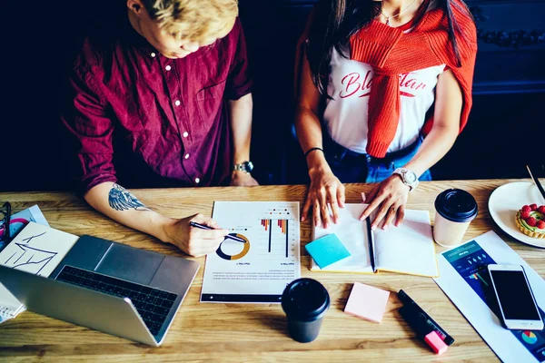 Draufsicht Auf Den Desktop Mit Modernem Laptop Computer Und Anderen — Stockfoto