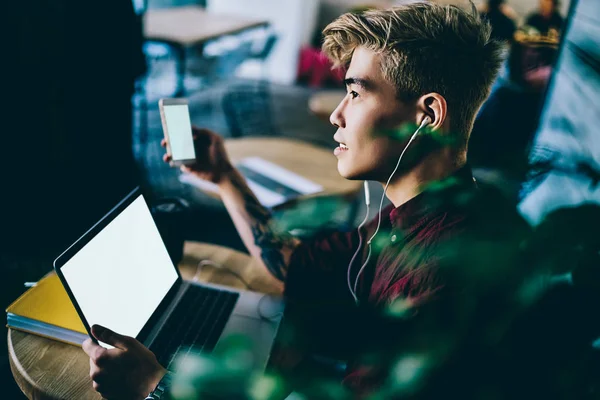 Tânăr Japonez Hipster Tip Căști Electronice Folosind Aplicația Audio Smartphone — Fotografie, imagine de stoc