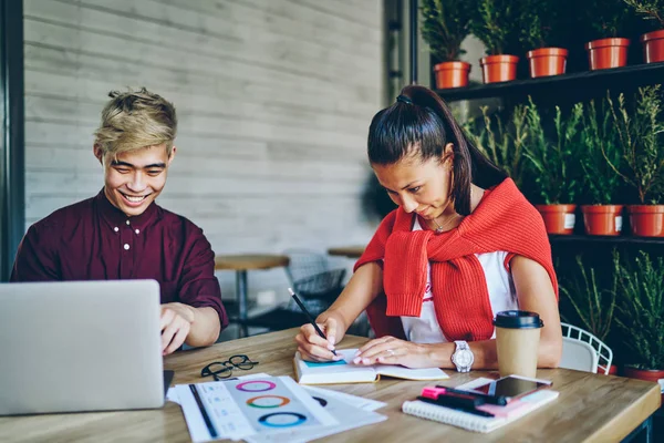 Jong Vrolijk Japans Hipster Guy Lachen Terwijl Het Kijken Van — Stockfoto