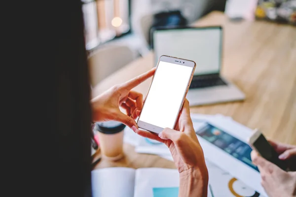 Vista Recortada Das Mãos Segurando Gadget Smartphone Com Área Publicidade — Fotografia de Stock