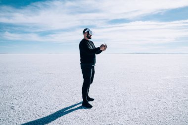 Genç gezgin, görsel alan denetimi için kuadkopteri uzaktan kumandayla ve sanal gerçeklik kulaklığıyla kontrol ediyor. Yeni nesil turistler için modern ve yenilikçi bir teknoloji. Benzetim ortamı