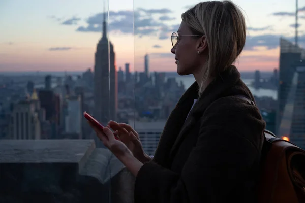 Kvinna Gammal Turist Njuter Landskapet Solnedgång Ovanför New York Stadsbilden — Stockfoto