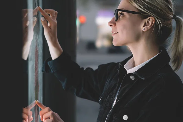 Sonriendo Mujer Pie Gran Pantalla Con Tecnología Digital Avanzada Mujer —  Fotos de Stock